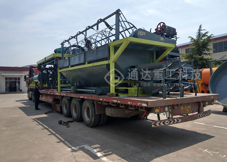 三亞客戶粉狀有機(jī)肥生產(chǎn)線發(fā)貨現(xiàn)場(chǎng)-履帶式翻堆機(jī) 三亞客戶粉狀有機(jī)肥生產(chǎn)線發(fā)貨現(xiàn)場(chǎng)-履帶式翻堆機(jī)