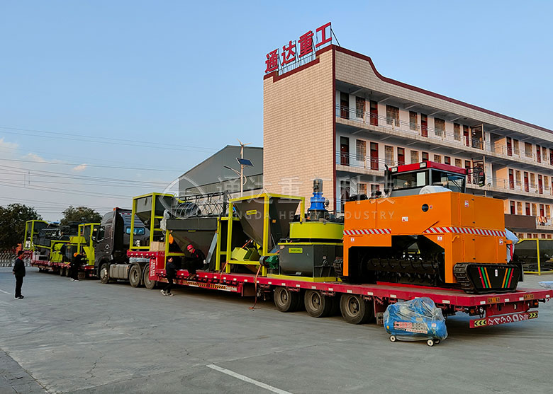 年產(chǎn)五萬噸有機(jī)肥生產(chǎn)線發(fā)貨現(xiàn)場(chǎng) 年產(chǎn)五萬噸有機(jī)肥生產(chǎn)線發(fā)貨現(xiàn)場(chǎng)